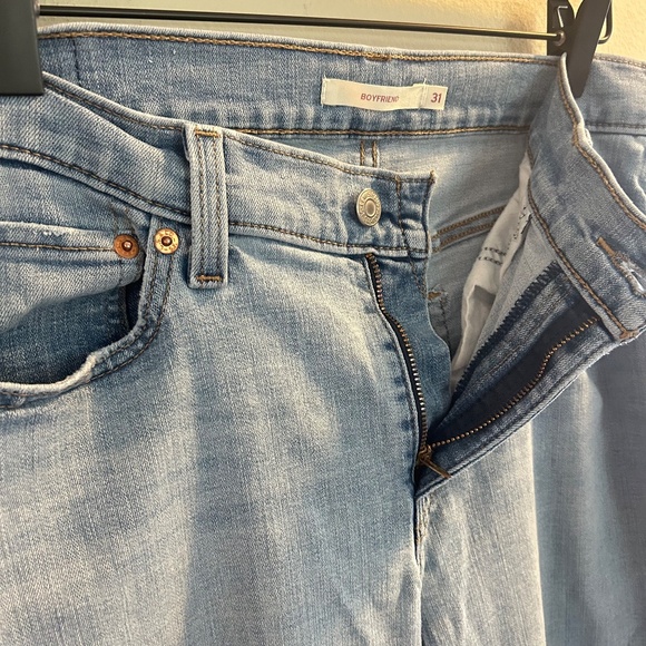 Levi’s Mid Rise Boyfriend Jeans Womens Size 31 Light Wash Denim Jean Casual - Picture 8 of 10